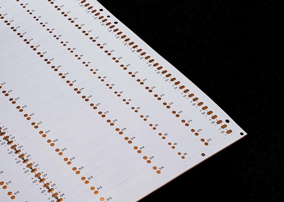 白いフィルムと黒い文字の電子印刷回路板