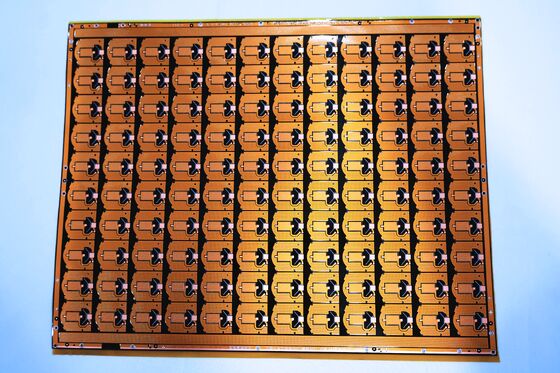 0.1mm Min.ライン幅とコンパクトな双面設計のための高度な柔軟性を持つ二層FPC